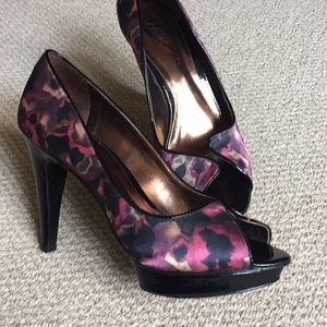 Carlos Santana Peep toe Pumps